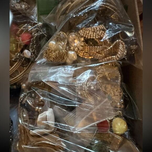 1 LB Vintage Modern Jewelry Lot- MYSTERY BOX! Wearable DIY crafts, recycle junk - Picture 1 of 7